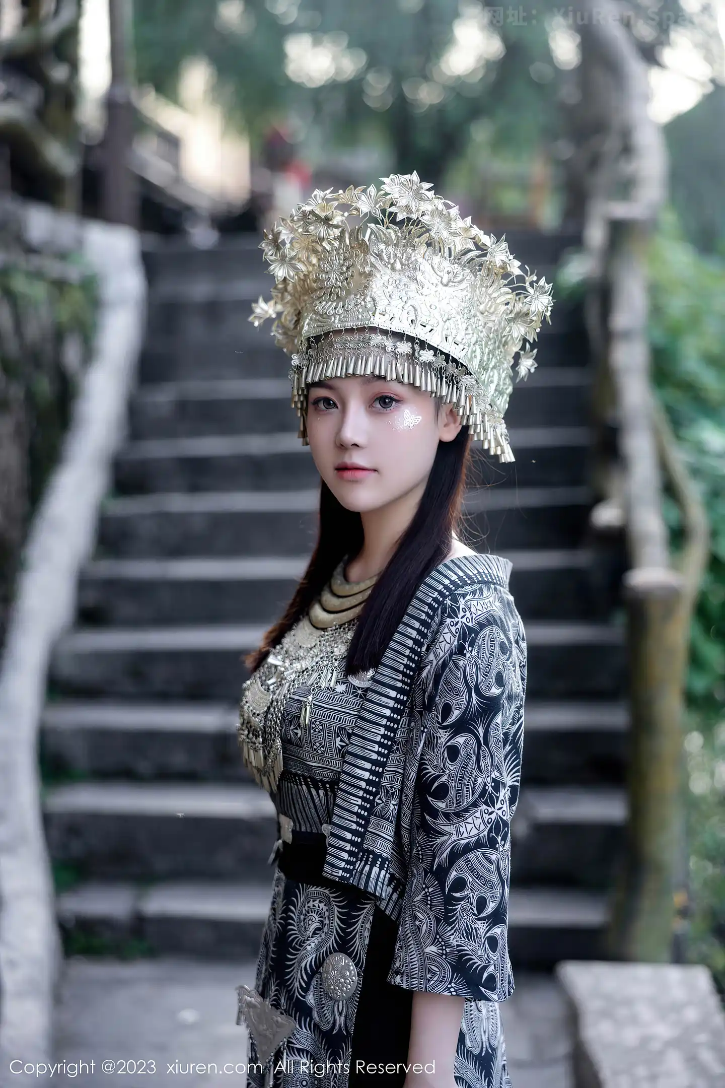 图片[4]-[XiuRen秀人网]VOL.7448 模特豆瓣酱户外性感银饰苗族服饰半脱秀丰腴身材完美诱惑写真82P-秀人网官方网站